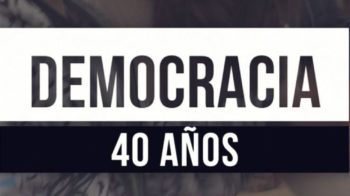 Captura de video, se lee Democracia 40 años, con una foto de jóvenes de fondo